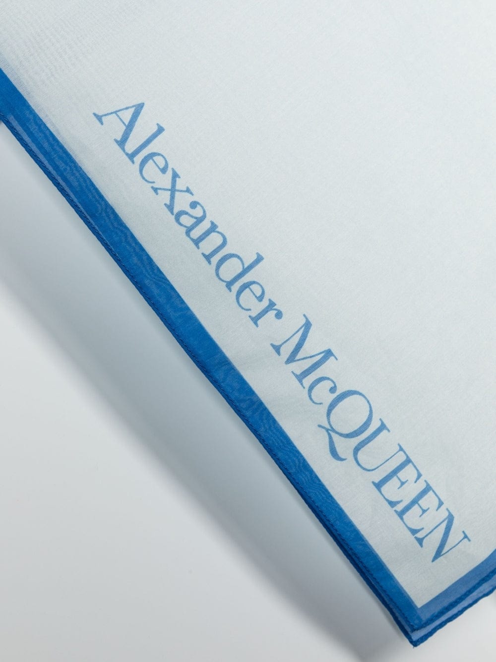 Alexander Mcqueen Scarves Hats & Gloves UNI Alexander McQueen Scarfs White Alexander McQueen Scarfs White Brand